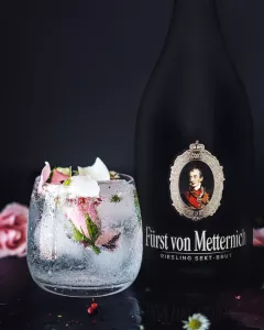 9er Paket Fürst von Metternich Riesling Sekt Brut inkl. 2 gratis Luce Sektgläser rosa